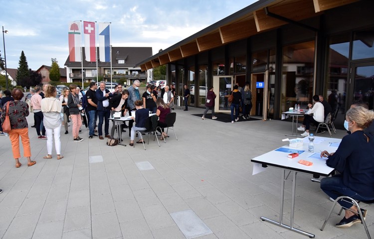 Anstehen vor der Irchelhalle: Die Gäste mussten sich registrieren lassen – am Dorfemer Stand war am meisten los. Anstehen vor der Irchelhalle: Die Gäste mussten sich registrieren lassen – am Dorfemer Stand war am meisten los.