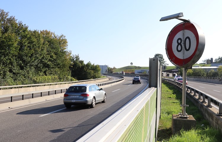 Nach der Kurve bei der Weinlandbrücke verläuft die A4 zweispurig und ohne Mitteltrennung bis nach Winterthur – würden die Elemente auf der ganzen Strecke durchgezogen, könnten schwere Unfälle vermieden und die Herabsetzung der Höchstgeschwindigkeit begründet werden, meint ein Andelfinger. Nach der Kurve bei der Weinlandbrücke verläuft die A4 zweispurig und ohne Mitteltrennung bis nach Winterthur – würden die Elemente auf der ganzen Strecke durchgezogen, könnten schwere Unfälle vermieden und die Herabsetzung der Höchstgeschwindigkeit begründet werden, meint ein Andelfinger.