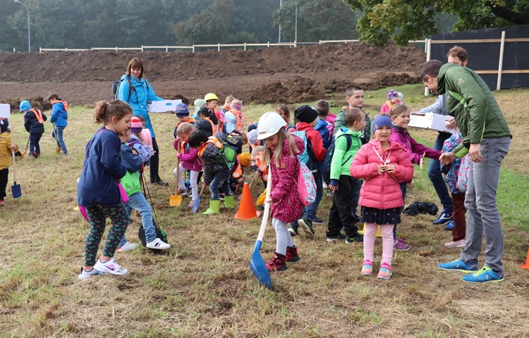 Am Spatenstich waren die Schulkinder voller Elan dabei… Am Spatenstich waren die Schulkinder voller Elan dabei…