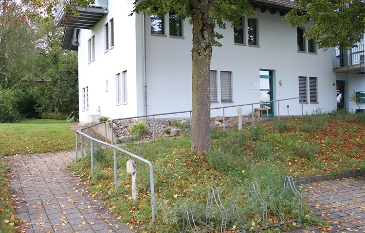 Das Wohnhaus mit Arztpraxis gehört seit 2016 der Genossenschaft Alterswohnungen. Findet keine kommerzielle Vermietung statt, wird in diesem Haus Gamma das Erdgeschoss zur 20. Wohnung umgebaut. Das Wohnhaus mit Arztpraxis gehört seit 2016 der Genossenschaft Alterswohnungen. Findet keine kommerzielle Vermietung statt, wird in diesem Haus Gamma das Erdgeschoss zur 20. Wohnung umgebaut.