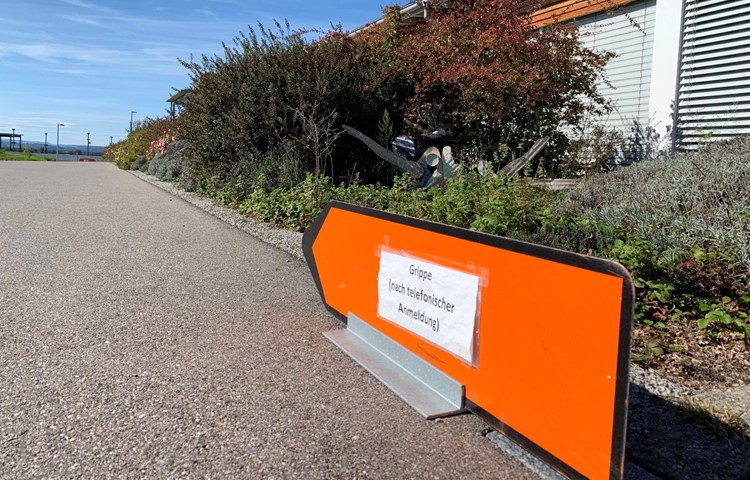 Ein Pfeil vor dem Hausarztzentrum in Marthalen weist den Weg in den Theorieraum des Feuerwehrgebäudes, wo auf das Coronavirus getestet wird. Ein Pfeil vor dem Hausarztzentrum in Marthalen weist den Weg in den Theorieraum des Feuerwehrgebäudes, wo auf das Coronavirus getestet wird.