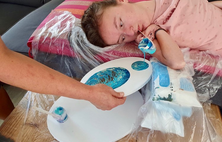 «Mit der Zungenspitze bestimme ich den Neigungswinkel der Gabel», erklärt Samira Stoob ihre Technik. «Mit der Zungenspitze bestimme ich den Neigungswinkel der Gabel», erklärt Samira Stoob ihre Technik.