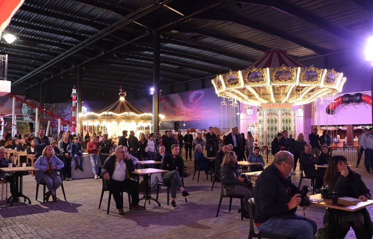 Die geladenen Gäste und Medienvertreter bei der Eröffnungszeremonie im Ristorante auf der "Piazza Grande", von wo man eine gute Übersicht über die Halle hat. Die geladenen Gäste und Medienvertreter bei der Eröffnungszeremonie im Ristorante auf der "Piazza Grande", von wo man eine gute Übersicht über die Halle hat.