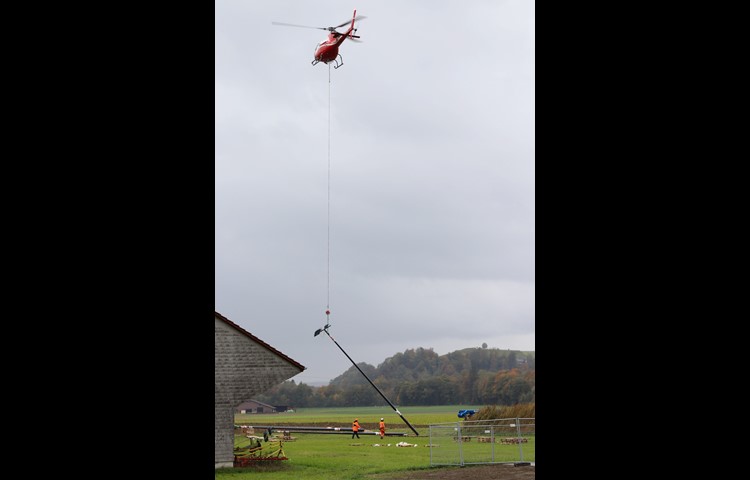 In der Wiese gleich neben der neuen Anlage wurden die 14 Meter langen Masten zwischengelagert.