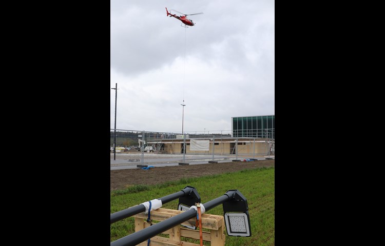 Die zwölf grossen Masten wurden mit dem Heli platziert, kleinere und leichtere werden später noch von Hand aufgestellt.