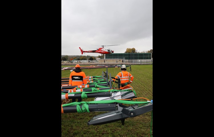 40 Minuten war der Heli für die zwölf Masten in der Luft.