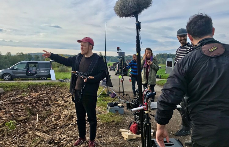 Jonas Ulrich (l.) bei den Dreharbeiten für seinen fiktionalen Kurzfilm über eine Frau auf der Flucht. Jonas Ulrich (l.) bei den Dreharbeiten für seinen fiktionalen Kurzfilm über eine Frau auf der Flucht.
