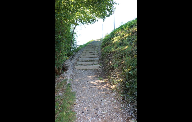 Die Treppe dorthin ist für Velofahrende auf Familienniveau allerdings eine echte Herausforderung.