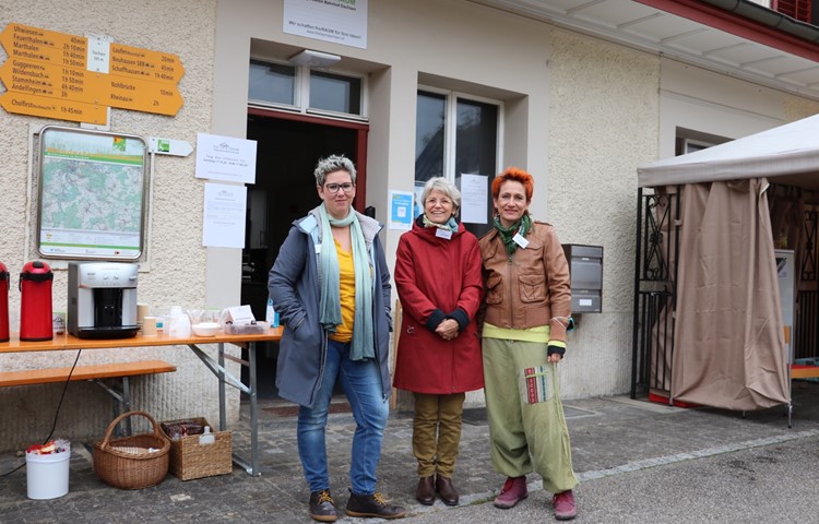 Die Vorstandsmitglieder Anja Langenbach-Schuler, Kati Höhener und Jana Rubli (v.l.n.r.) freuten sich über die vielen Gäste, die sich am Tag der offenen Tür im Freiraum umsahen. Die Vorstandsmitglieder Anja Langenbach-Schuler, Kati Höhener und Jana Rubli (v.l.n.r.) freuten sich über die vielen Gäste, die sich am Tag der offenen Tür im Freiraum umsahen.