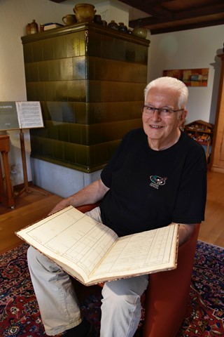 Stephan Tschachtli mit dem Buch, in dem von 1872 bis 1983 in Humlikon alle Friedensrichterfälle eingetragen wurden. Heute werden diese digital geführt. Stephan Tschachtli mit dem Buch, in dem von 1872 bis 1983 in Humlikon alle Friedensrichterfälle eingetragen wurden. Heute werden diese digital geführt.