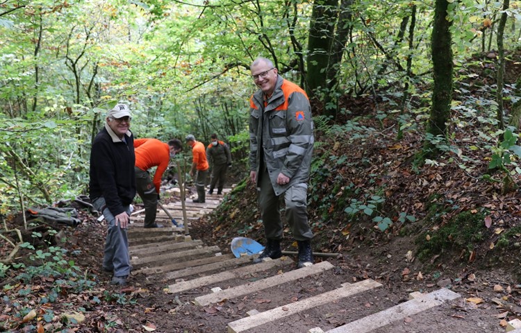 An 19 Standorten hat Thomas Schaller, Kommandant des Weinländer Zivilschutzes, in der WK-Woche 150 Mann im Einsatz. Sieben helfen Willi Steiger (l.) im Vita Parcours in Rheinau. An 19 Standorten hat Thomas Schaller, Kommandant des Weinländer Zivilschutzes, in der WK-Woche 150 Mann im Einsatz. Sieben helfen Willi Steiger (l.) im Vita Parcours in Rheinau.