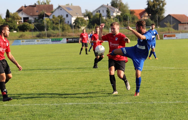 Loris Bosshardt (hier in Blau gegen Seuzach) bezwang den Elgger Torhüter gleich dreimal. Loris Bosshardt (hier in Blau gegen Seuzach) bezwang den Elgger Torhüter gleich dreimal.