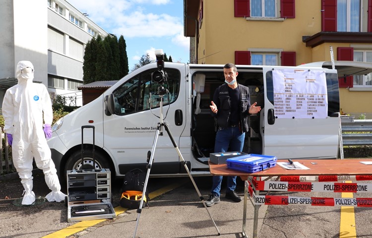 Das Forensische Institut Zürich gewährte an der Einweihung der neuen Polizeistation Feuerthalen Einblicke in ihre Arbeit. Das Forensische Institut Zürich gewährte an der Einweihung der neuen Polizeistation Feuerthalen Einblicke in ihre Arbeit.