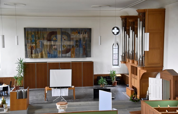 Der Chor der Kirche präsentiert sich heute mit Wandteppich und Orgel (rechts) hell und freundlich. Der Chor der Kirche präsentiert sich heute mit Wandteppich und Orgel (rechts) hell und freundlich.