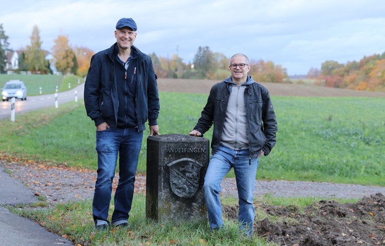 Mike Hotz und Erich Gräub (v.l.) beim Grenzstein zwischen Andelfingen und Adlikon. Bei der Fusionsfrage ist für sie weniger die Partei entscheidend als der Ort, in dem man lebt. Mike Hotz und Erich Gräub (v.l.) beim Grenzstein zwischen Andelfingen und Adlikon. Bei der Fusionsfrage ist für sie weniger die Partei entscheidend als der Ort, in dem man lebt.