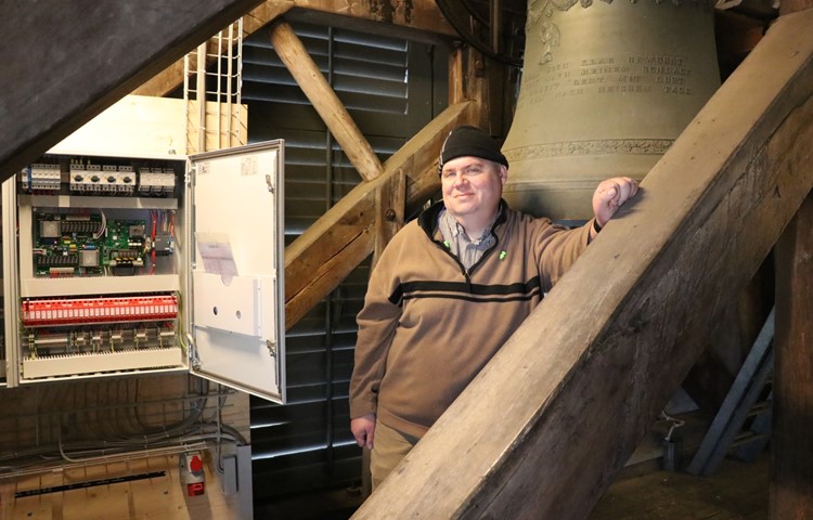 Christian Thesen von der Firma H. Rüetschi ist Projektleiter der Sanierung von Turmuhr und Glockengeläut in Andelfingen. Christian Thesen von der Firma H. Rüetschi ist Projektleiter der Sanierung von Turmuhr und Glockengeläut in Andelfingen.