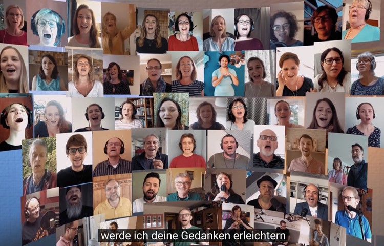 Eine grosse, zusammengewürfelte Truppe – Dina Propp ist die Vierte von rechts in der obersten Reihe. Eine grosse, zusammengewürfelte Truppe – Dina Propp ist die Vierte von rechts in der obersten Reihe.