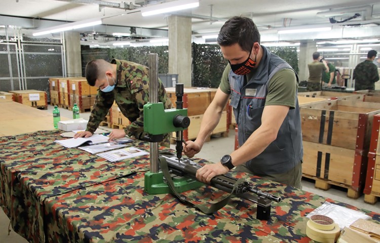 Nur etwa jeder 14. Wehrmann behält seine persönliche Waffe. Sie wird dafür mit einem P gekennzeichnet. Nur etwa jeder 14. Wehrmann behält seine persönliche Waffe. Sie wird dafür mit einem P gekennzeichnet.