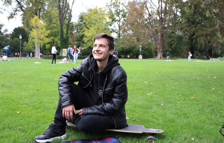 Seit einem Jahr unterzieht sich Robin, der mit einem biologisch weiblichen Körper geboren wurde, einer Testosteron-Therapie und blickt zuversichtlich auf seinen Weg als Mann. Seit einem Jahr unterzieht sich Robin, der mit einem biologisch weiblichen Körper geboren wurde, einer Testosteron-Therapie und blickt zuversichtlich auf seinen Weg als Mann.