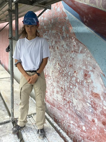 Statt im Atelier und als Kunstdozentin arbeitete El Frauenfelder einen Monat lang auf einem Baugerüst im Zürcher Letzigrund.