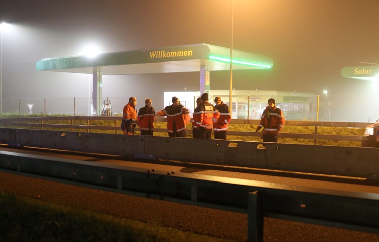 Der Verkehrsdienst der Feuerwehr Weinland hat sich die Mitteltrennung angeschaut – vor allem die sogenannten Tore, die bei Ereignissen wie Unfälle geöffnet werden können. Der Verkehrsdienst der Feuerwehr Weinland hat sich die Mitteltrennung angeschaut – vor allem die sogenannten Tore, die bei Ereignissen wie Unfälle geöffnet werden können.
