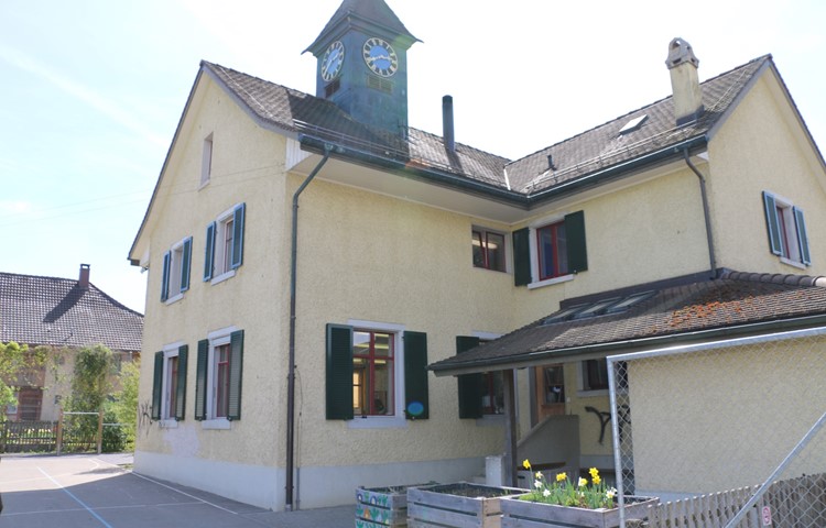 Bei einer Fusion steht einzig das Schulhaus Adlikon zur Disposition. Bei einer Fusion steht einzig das Schulhaus Adlikon zur Disposition.