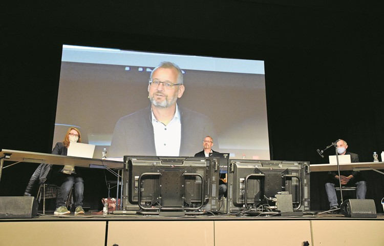 Schulpräsident Daniel Heuer führte durch Gemeindeversammlung und kam sich durch Monitore oder Fragen aus den anderen Räumen zeitweise wie ein Fernsehmoderator vor. Links: Hildegard Ritzmann, Sekretariat, rechts: Finanzreferent Walter Schürch. Schulpräsident Daniel Heuer führte durch Gemeindeversammlung und kam sich durch Monitore oder Fragen aus den anderen Räumen zeitweise wie ein Fernsehmoderator vor. Links: Hildegard Ritzmann, Sekretariat, rechts: Finanzreferent Walter Schürch.