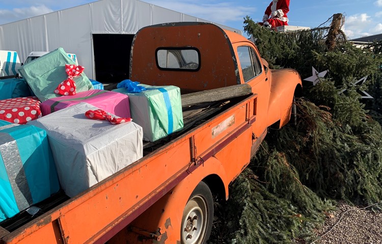 Auch eine Erklärung, warum der Chlaus nicht kommt: Er hatte einen Unfall, wie die Carrosserie Gehrig zeigt. Auch eine Erklärung, warum der Chlaus nicht kommt: Er hatte einen Unfall, wie die Carrosserie Gehrig zeigt.