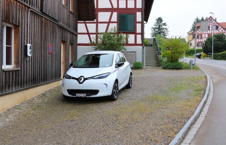Das Truttiker Mobility-Elektrofahrzeug steht seit gut sechs Monaten auf einem Platz gegenüber der Bäckerei zur Nutzung bereit. Rund 50 Dorfbewohner hatten gegen die Anschaffung des Autos protestiert. Das Truttiker Mobility-Elektrofahrzeug steht seit gut sechs Monaten auf einem Platz gegenüber der Bäckerei zur Nutzung bereit. Rund 50 Dorfbewohner hatten gegen die Anschaffung des Autos protestiert.