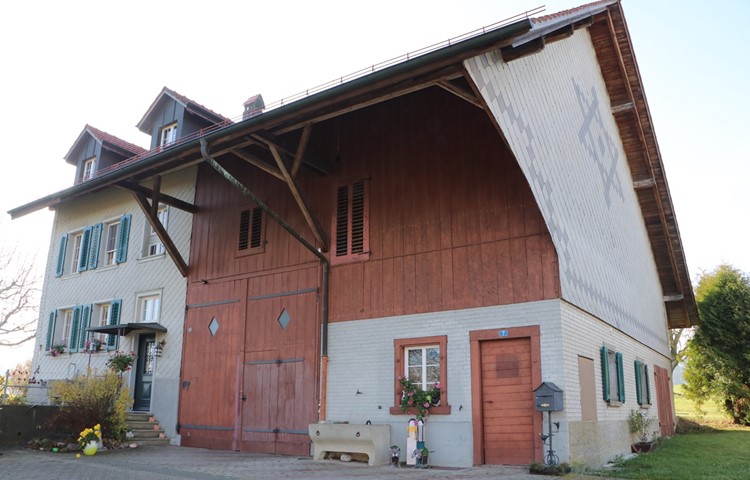 Ein Bauvorhaben für den Ökonomieteil löste die Unterschutzstellung des gesamten Gebäudes aus. Das ehemalige Vielzweckbauernhaus mit dem Stern an der westlichen Fassade wurde im November fotografiert. Ein Bauvorhaben für den Ökonomieteil löste die Unterschutzstellung des gesamten Gebäudes aus. Das ehemalige Vielzweckbauernhaus mit dem Stern an der westlichen Fassade wurde im November fotografiert.