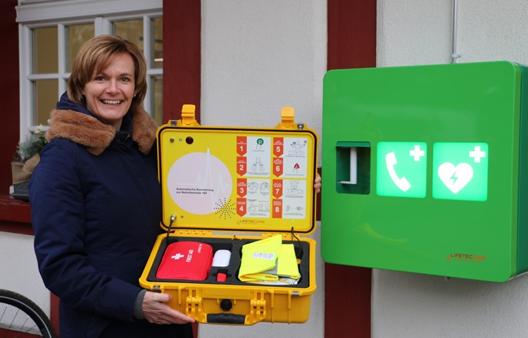 Mit den Notfallkoffern macht man nichts falsch – Gemeinderätin Ilona Diriwächter ist froh über die bessere Abdeckung des Stammertals mit Erste-Hilfe-Stationen. Mit den Notfallkoffern macht man nichts falsch – Gemeinderätin Ilona Diriwächter ist froh über die bessere Abdeckung des Stammertals mit Erste-Hilfe-Stationen.