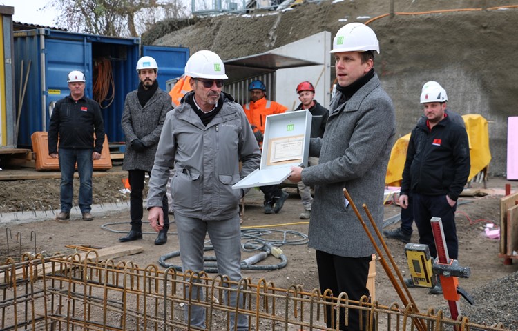 Verwaltungsratspräsident Peter A. Suter (links) und Geschäftsleiter Michael Tanner zeigen die Gründungsaktie…, Verwaltungsratspräsident Peter A. Suter (links) und Geschäftsleiter Michael Tanner zeigen die Gründungsaktie…,