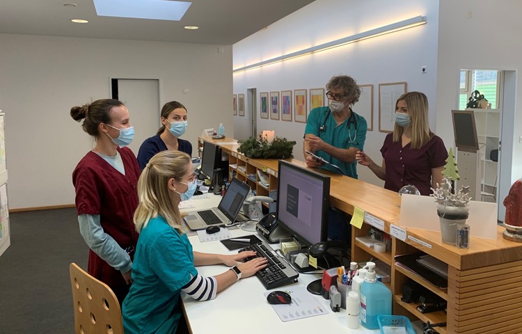 Die Corona-Pandemie bestimmt stark den Alltag der Hausarztpraxen, hier die von Jean-Jacques Fasnacht (2.v.r.). Die Corona-Pandemie bestimmt stark den Alltag der Hausarztpraxen, hier die von Jean-Jacques Fasnacht (2.v.r.).