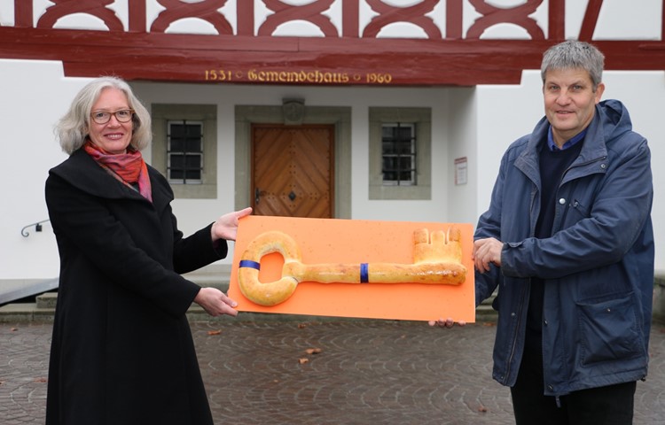 Kapitän Daniel Reutimann übergibt Matrosin Susanne Grieder den Schlüssel zur Schatztruhe. Kapitän Daniel Reutimann übergibt Matrosin Susanne Grieder den Schlüssel zur Schatztruhe.