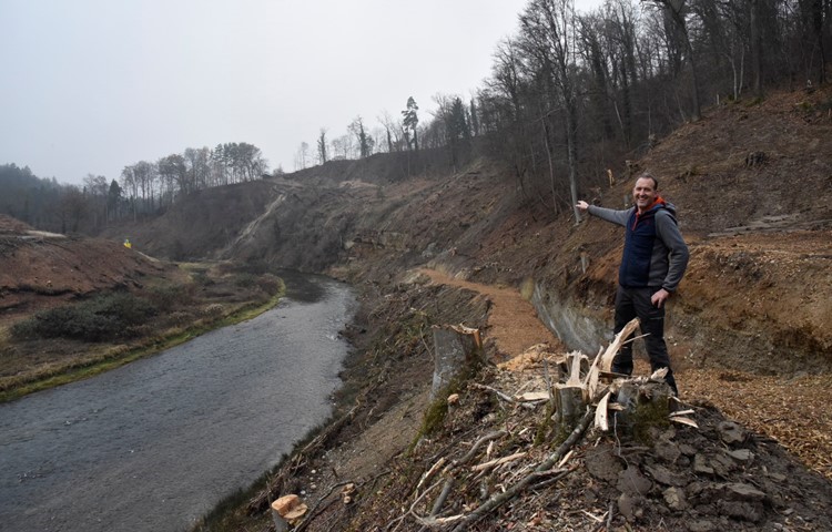 Vor vier Wochen noch Wald, nun kahl: der Hang oberhalb der Töss gegenüber der Jagdschiessanlage Au (Embrach). Nach der Sanierung wird er wieder aufgeforstet. Für den Abtransport der Stämme und den Abtrag des Erdreichs mussten im steilen Gelände zwischen Felsen Wege geschaffen werden. Diese werden wieder verschwinden. Vor vier Wochen noch Wald, nun kahl: der Hang oberhalb der Töss gegenüber der Jagdschiessanlage Au (Embrach). Nach der Sanierung wird er wieder aufgeforstet. Für den Abtransport der Stämme und den Abtrag des Erdreichs mussten im steilen Gelände zwischen Felsen Wege geschaffen werden. Diese werden wieder verschwinden.