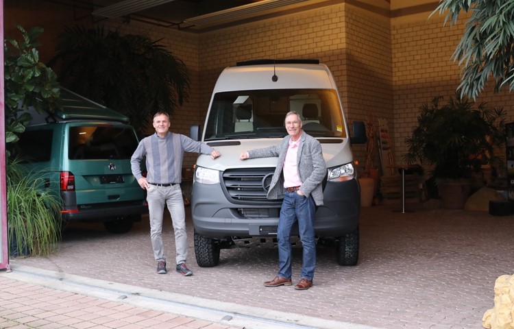 Roger Gehrig (l.) übernimmt von Gerhard Iten die auf 4x4-Wohnmobile spezialisierte Firma Tartaruga. Roger Gehrig (l.) übernimmt von Gerhard Iten die auf 4x4-Wohnmobile spezialisierte Firma Tartaruga.