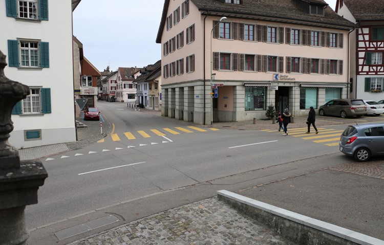 Im Sommer entsteht zwischen Gericht und Bank eine Trottoirüberfahrt. Im Sommer entsteht zwischen Gericht und Bank eine Trottoirüberfahrt.