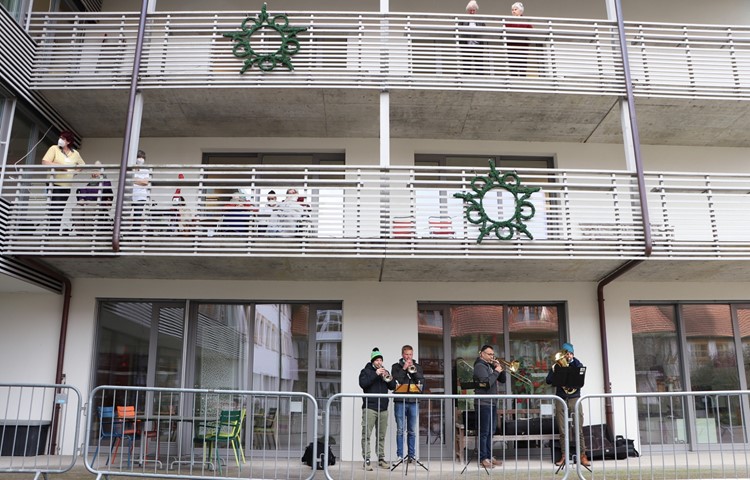 Bewohnende des Zentrums für Pflege und Betreuung Weinland lauschen den Klängen der Brass Band Marthalen. Bewohnende des Zentrums für Pflege und Betreuung Weinland lauschen den Klängen der Brass Band Marthalen.