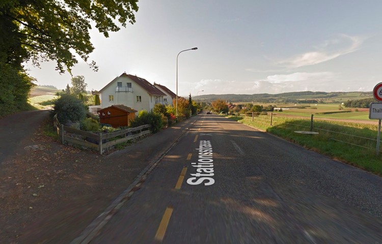Die Oberdorfstrasse (links) hätte rechtwinklig in die Stationsstrasse münden sollen. Dort wäre auch die Pförtneranlage erstellt worden – beides war umstritten, weil es Land des Gartens beansprucht hätte. Die Oberdorfstrasse (links) hätte rechtwinklig in die Stationsstrasse münden sollen. Dort wäre auch die Pförtneranlage erstellt worden – beides war umstritten, weil es Land des Gartens beansprucht hätte.