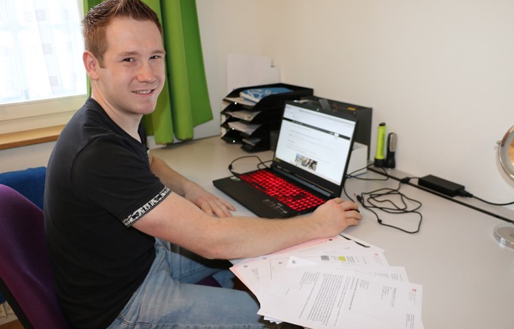 In Zivil, aber mit Regeln: Marco Gut leistet die ersten drei Wochen seiner RS zu Hause. Er muss am PC büffeln und Sport treiben, sein Auto darf er unter der Woche aus versicherungstechnischen Gründen aber nicht benützen. In Zivil, aber mit Regeln: Marco Gut leistet die ersten drei Wochen seiner RS zu Hause. Er muss am PC büffeln und Sport treiben, sein Auto darf er unter der Woche aus versicherungstechnischen Gründen aber nicht benützen.