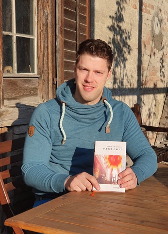 Severin Schwendener mit seinem neusten Buch «Pandemic». Severin Schwendener mit seinem neusten Buch «Pandemic».