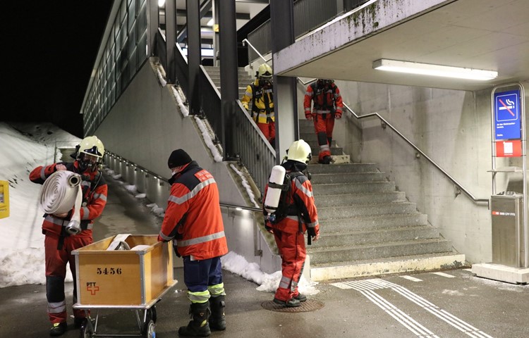 Der Bahnhof als Übungsgelände für den Atemschutz-Leistungstest: Auf der Rampe mussten je zwei Schlauchrollen getragen und die Treppe acht Mal rauf und runter gegangen werden. Der Bahnhof als Übungsgelände für den Atemschutz-Leistungstest: Auf der Rampe mussten je zwei Schlauchrollen getragen und die Treppe acht Mal rauf und runter gegangen werden.