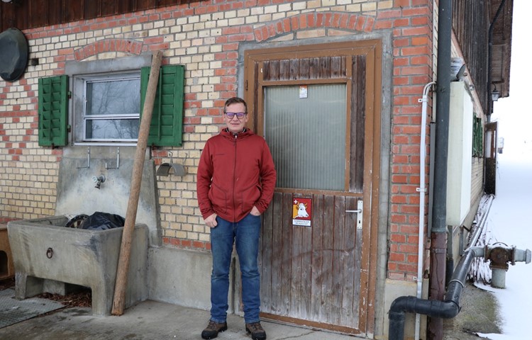 Den Hof in Hünikon lässt Daniel Fehlmann hinter sich, die landwirtschaftliche Arbeit setzt er aber fort. Den Hof in Hünikon lässt Daniel Fehlmann hinter sich, die landwirtschaftliche Arbeit setzt er aber fort.