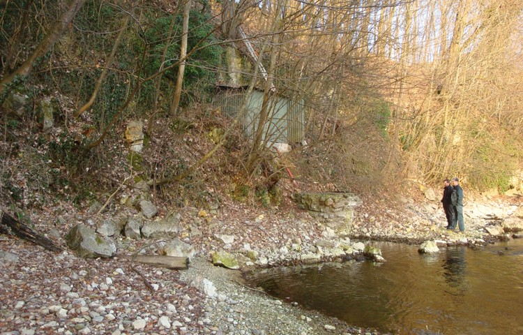Die bestehende Pumpanlage aus den 40er-Jahren von Andres Schüpbach (r.) am Rhein ist sanierungsbedürftig und wird ersetzt. Die bestehende Pumpanlage aus den 40er-Jahren von Andres Schüpbach (r.) am Rhein ist sanierungsbedürftig und wird ersetzt.