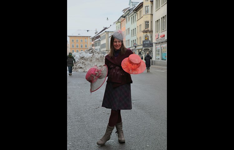 Schwer vorstellbar vor grauen Schneebergen – doch der Sommer und mit ihm die Nachfrage nach schattenspendenden Hüten wird kommen.