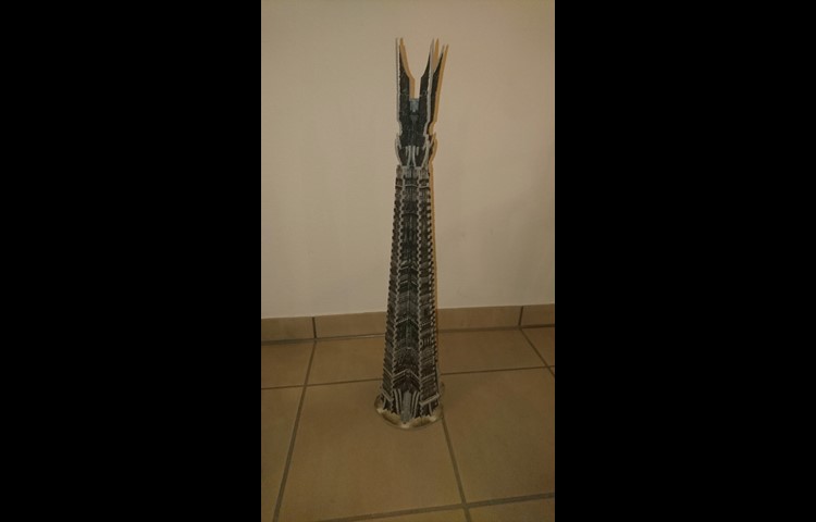 Besonders angetan haben es ihm 3D-Puzzles. Hier Orthanc, der Turm des Zauberers Saruman in "Herr der Ringe".