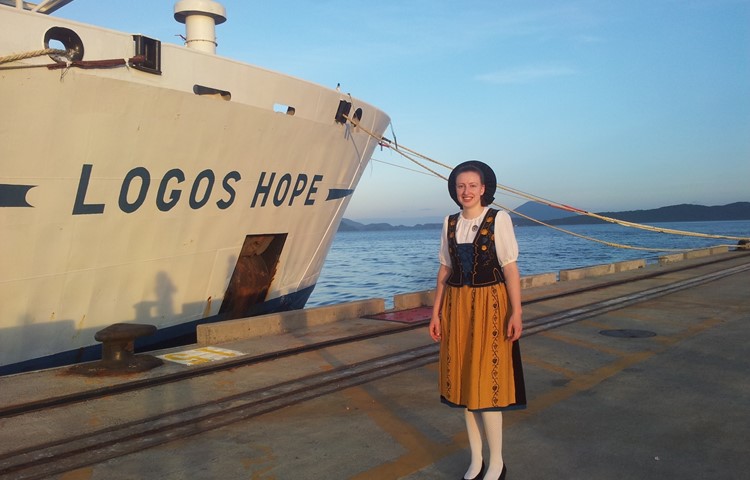 Mit der Tracht in El Salvador vor dem Schiff. Mit der Tracht in El Salvador vor dem Schiff.