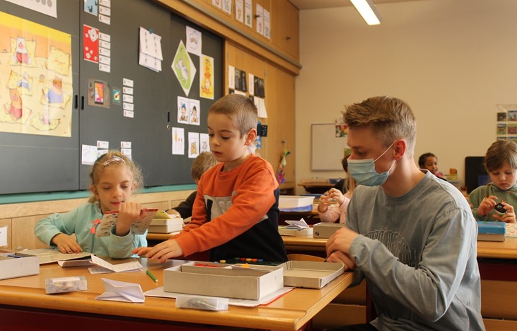 Rund ein Jahr arbeitet der Zivildienstleistende Maurus Ginsig in der Primarschule Henggart und schaut Erstklässlern über die Schultern. Rund ein Jahr arbeitet der Zivildienstleistende Maurus Ginsig in der Primarschule Henggart und schaut Erstklässlern über die Schultern.