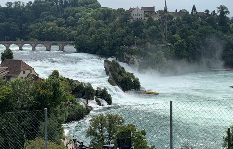 Ein Weg von der Eisenbahnbrücke (links im Bild) zum Belvedersteg und ein Lift zur Schiffanlegestelle – dies sind zwei Verbesserungen, deren Machbarkeit der Kanton Zürich prüft. Der Mittelfelsen gehört zur Hälfte dem Kanton Schaffhausen, den Zugang wollen beide Kantone zusammen anpacken. Ein Weg von der Eisenbahnbrücke (links im Bild) zum Belvedersteg und ein Lift zur Schiffanlegestelle – dies sind zwei Verbesserungen, deren Machbarkeit der Kanton Zürich prüft. Der Mittelfelsen gehört zur Hälfte dem Kanton Schaffhausen, den Zugang wollen beide Kantone zusammen anpacken.