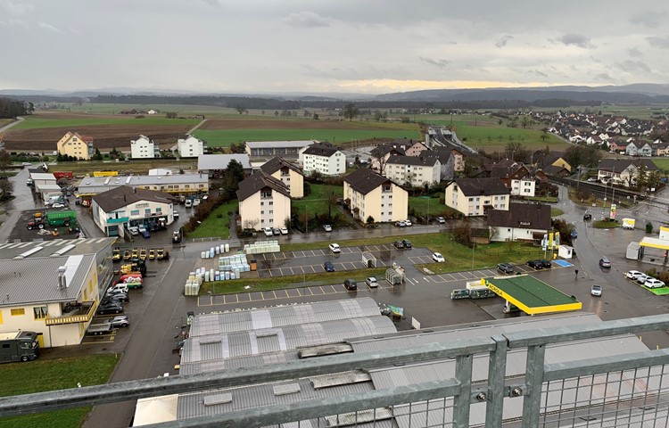 Blick vom Landiturm zum Fleudebüel: Im Einschnitt entstand 2013/14 der neue Bahnhof. Der dorfseitige Landstreifen Unterer Fleudebüel, der über die Kuppe verläuft, wird so schnell nicht zu Bauland. Auf dem grossen Blätz auf der linken Seite der Gleise wäre vor 50 Jahren beinahe «Neu Marthalen» gebaut worden. Blick vom Landiturm zum Fleudebüel: Im Einschnitt entstand 2013/14 der neue Bahnhof. Der dorfseitige Landstreifen Unterer Fleudebüel, der über die Kuppe verläuft, wird so schnell nicht zu Bauland. Auf dem grossen Blätz auf der linken Seite der Gleise wäre vor 50 Jahren beinahe «Neu Marthalen» gebaut worden.